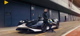 Ο Lando Norris συναντά την McLaren Elva