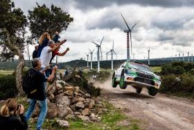 Μία SKODA FABIA Rally2 evo στην 1η θέση στη WRC2 στο Ράλι Σαρδηνίας